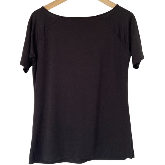 LORD & TAYLOR BLACK SHORT SLEEVE TSHIRT WITH TWIST DETAIL AT NECKLINE, MEDIUM - Picture 2 of 5